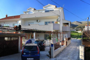 Apartments with a parking space Trogir - 9455